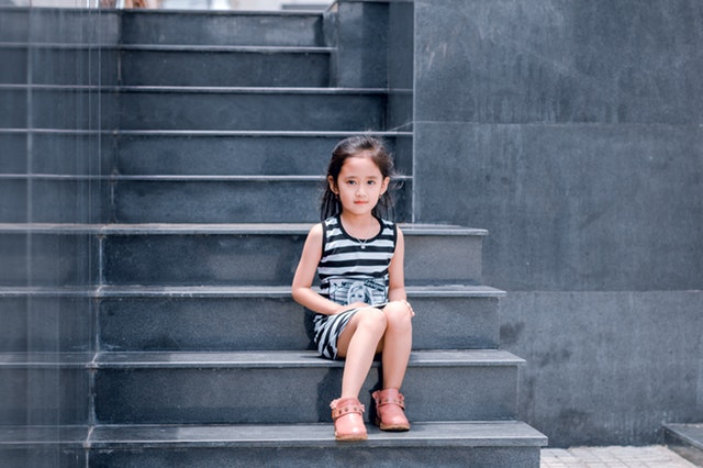 Dievčatko sediace na schodoch.jpg